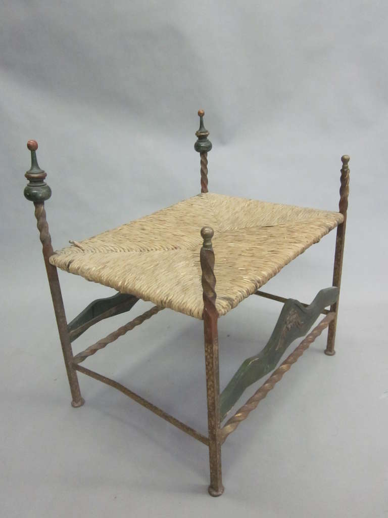 Mid-Century Modern Tabouret ou banc italien en fer et en paille / rotin du milieu du siècle dernier, fabriqué à la main en vente