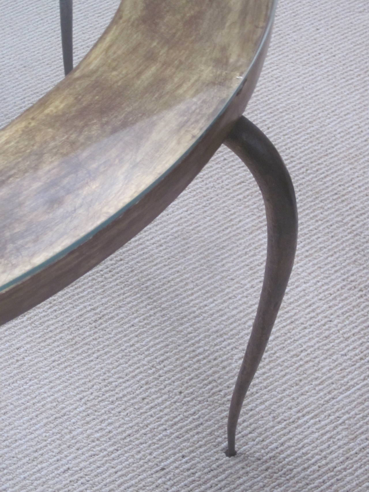 Table basse ronde en fer doré de style français moderne du milieu du siècle dernier, par René Prou, 1940 en vente 1