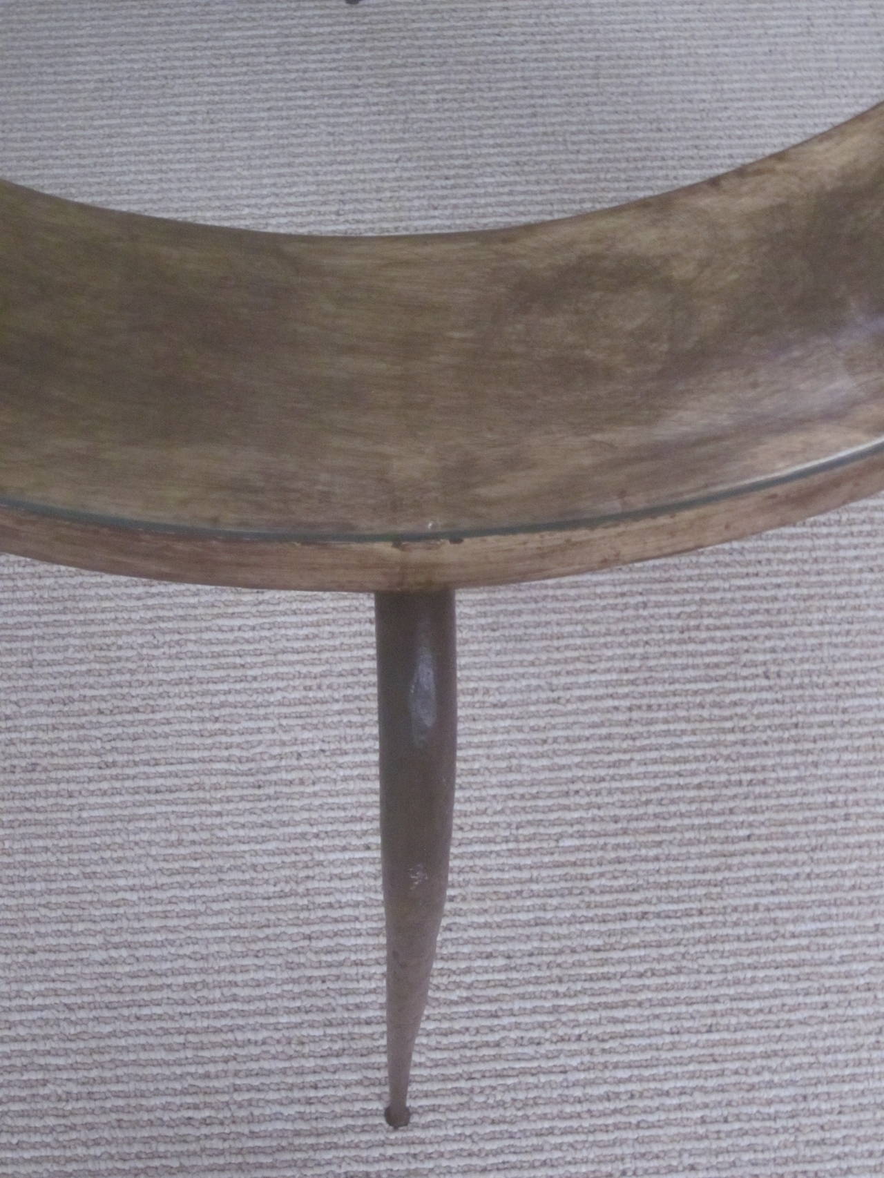 Table basse ronde en fer doré de style français moderne du milieu du siècle dernier, par René Prou, 1940 en vente 2