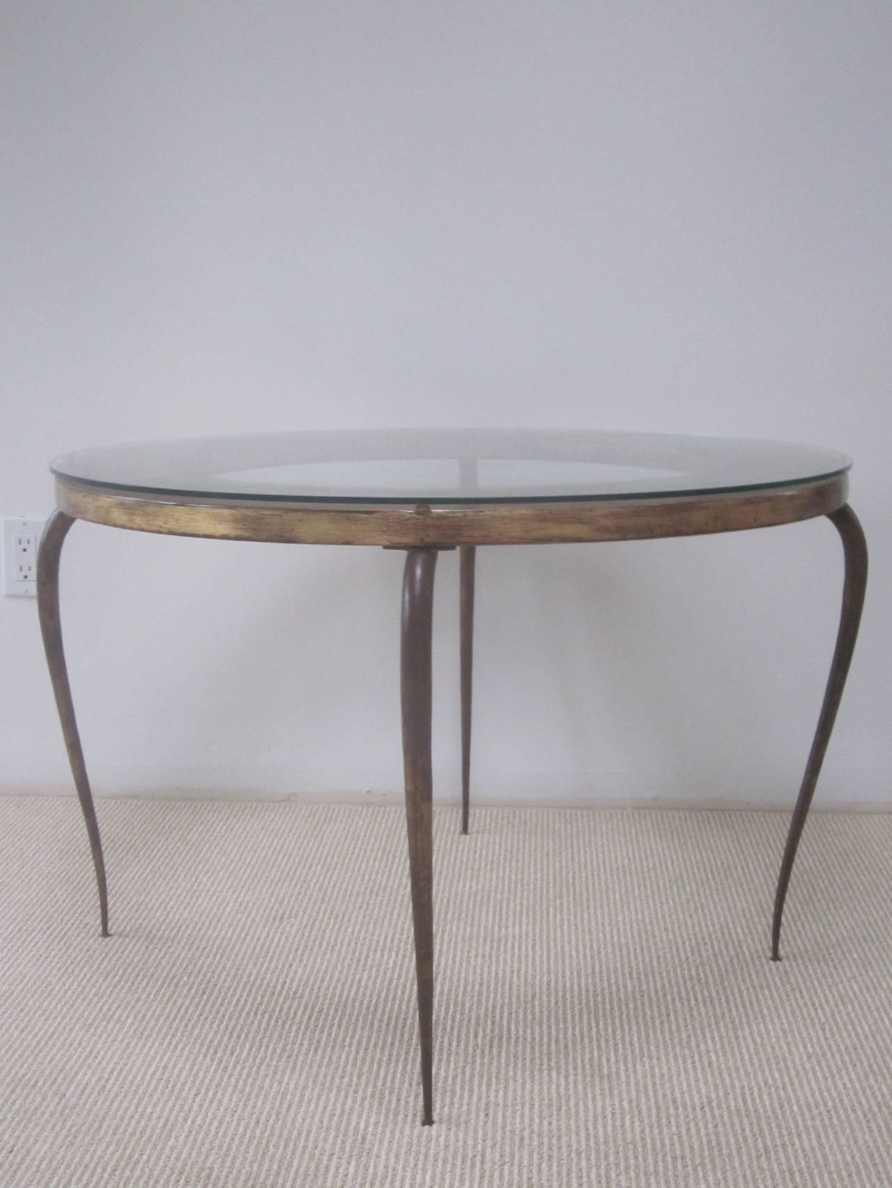 Table basse ronde en fer doré de style français moderne du milieu du siècle dernier, par René Prou, 1940 Excellent état - En vente à New York, NY