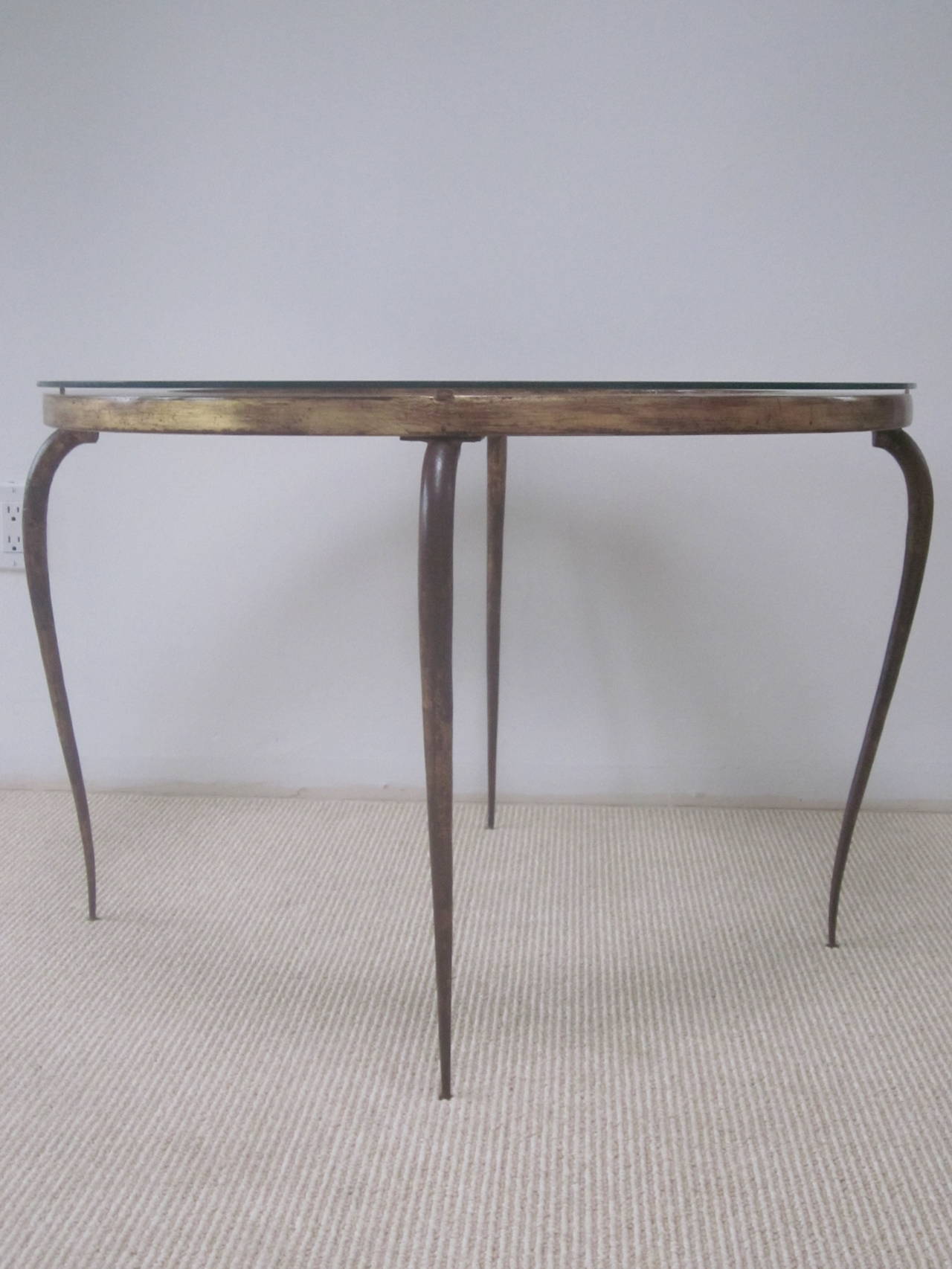 Milieu du XXe siècle Table basse ronde en fer doré de style français moderne du milieu du siècle dernier, par René Prou, 1940 en vente