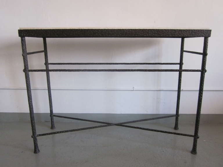Handgehämmerte Konsole aus Eisen im Mid-Century Modern-Stil von Giacometti, nach Art von Giacometti (Moderne der Mitte des Jahrhunderts) im Angebot