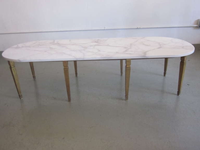 Le travail de l'équipe française de Louis Sue et André Mare a fusionné le néoclassicisme moderne avec l'Art déco émergent de manière prolifique et luxueuse. 

Cette table de cocktail est un chef-d'œuvre composé d'une rare structure à huit pieds