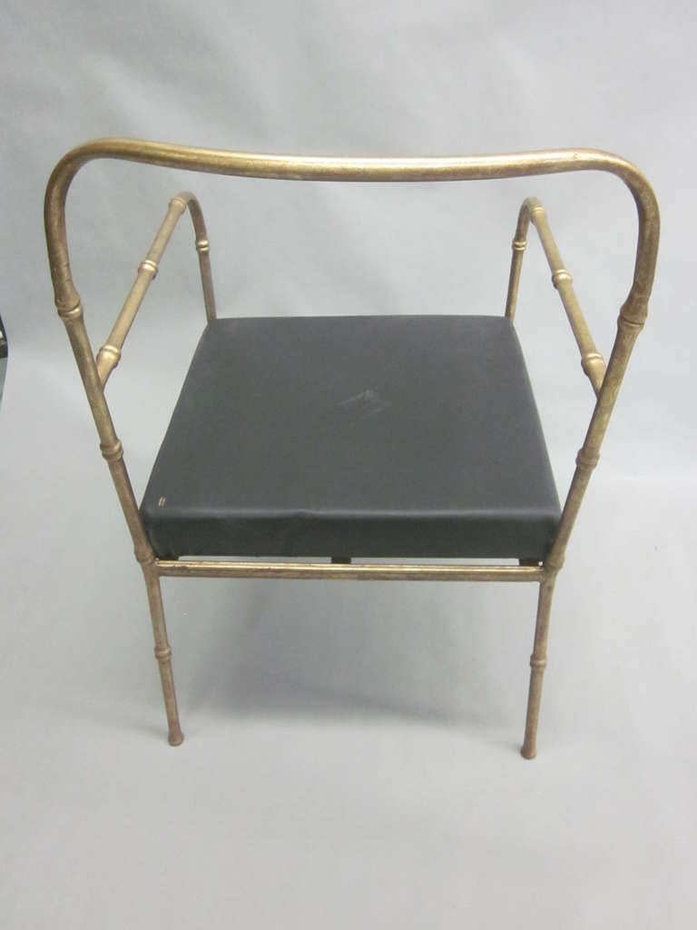 Ein Paar französische Sessel aus Kunstbambus aus der Mitte des Jahrhunderts, Stil Jacques Adnet im Zustand „Gut“ im Angebot in New York, NY