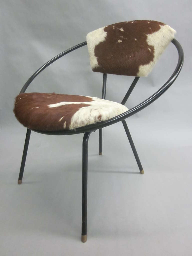 Paire de fauteuils/club-chairs italiens du milieu du siècle attribués à Ico Parisi avec une forme et des lignes exquises. Les chaises sont composées d'un cadre en métal tubulaire plié en forme d'arceau circulaire et offrent ouverture et