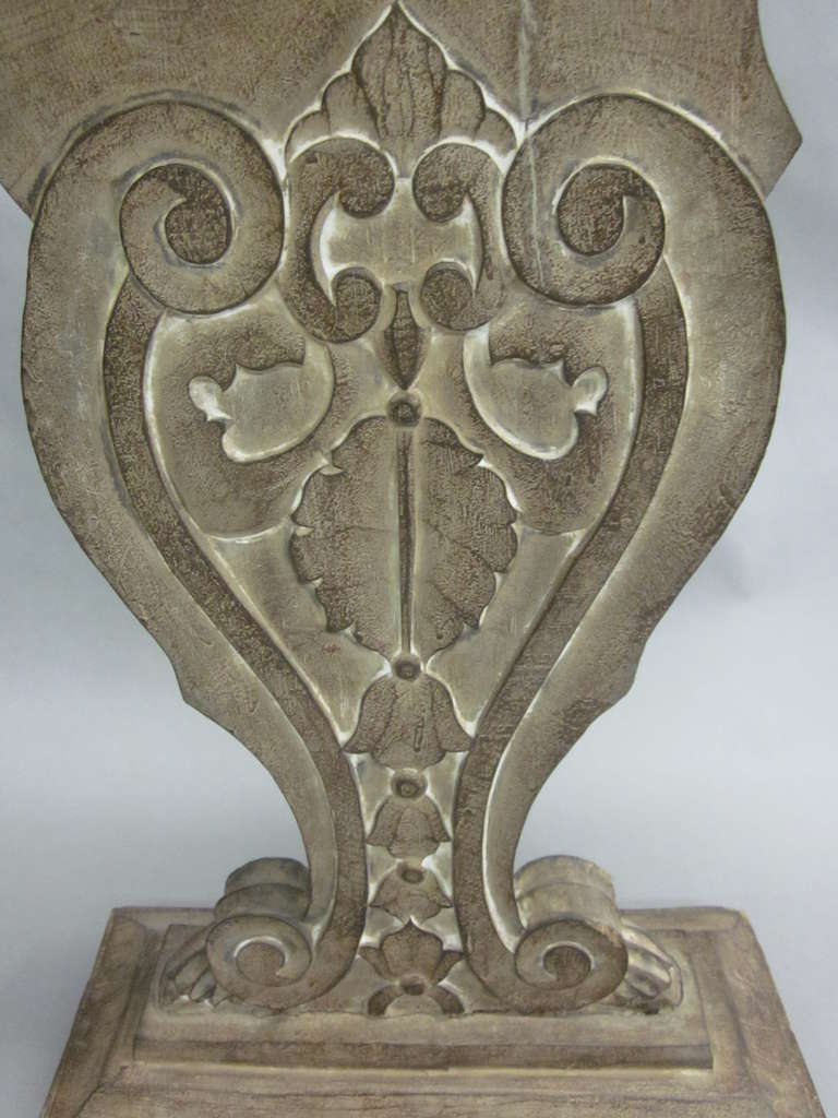 Handgeschnitzte und keramisierte moderne neoklassizistische norditalienische Konsole (Mitte des 20. Jahrhunderts) im Angebot