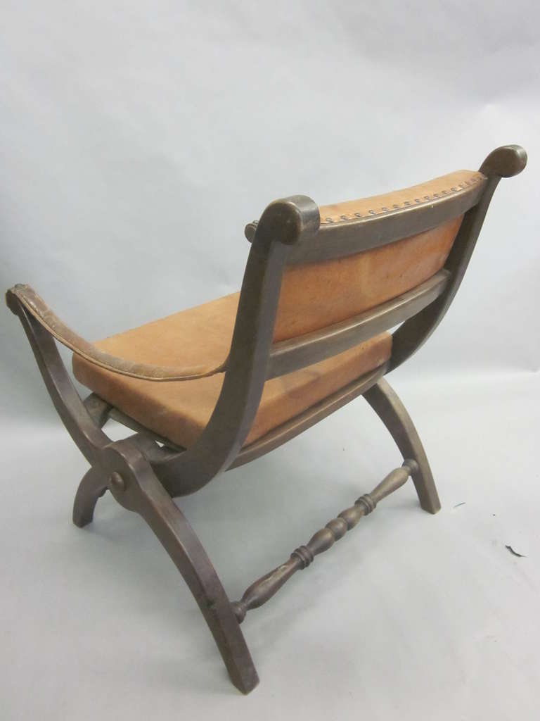 Cuir Paire de fauteuils/chaises longues italiens en cuir néoclassiques de style mi-siècle moderne en vente