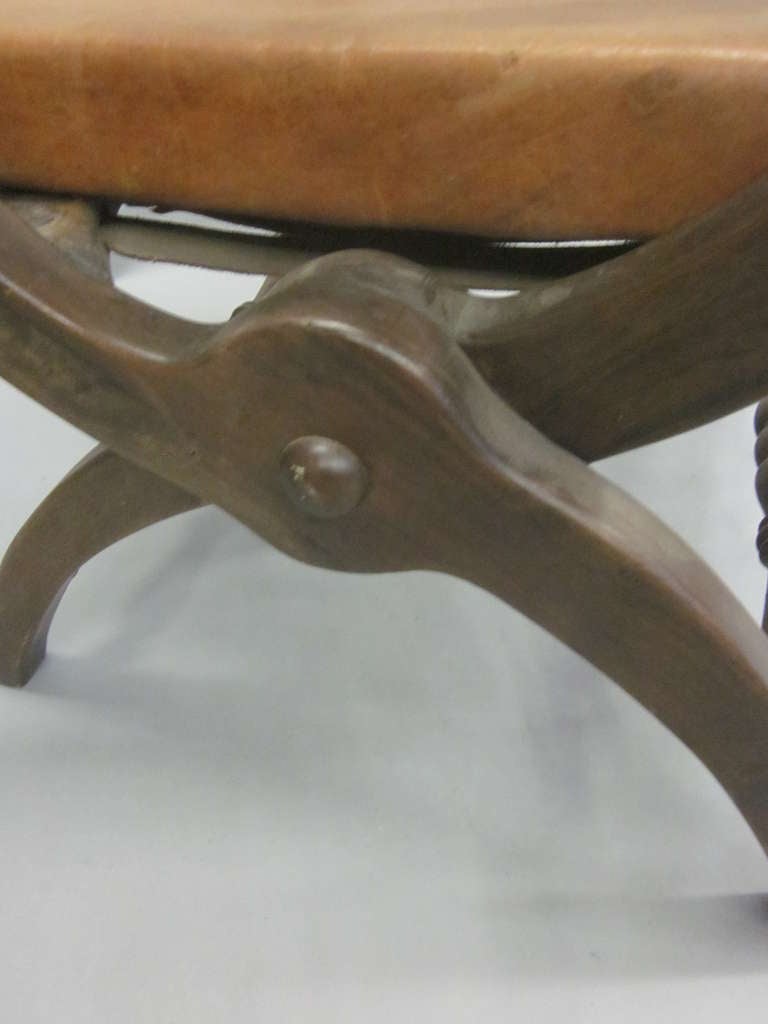 Paire de fauteuils/chaises longues italiens en cuir néoclassiques de style mi-siècle moderne en vente 2
