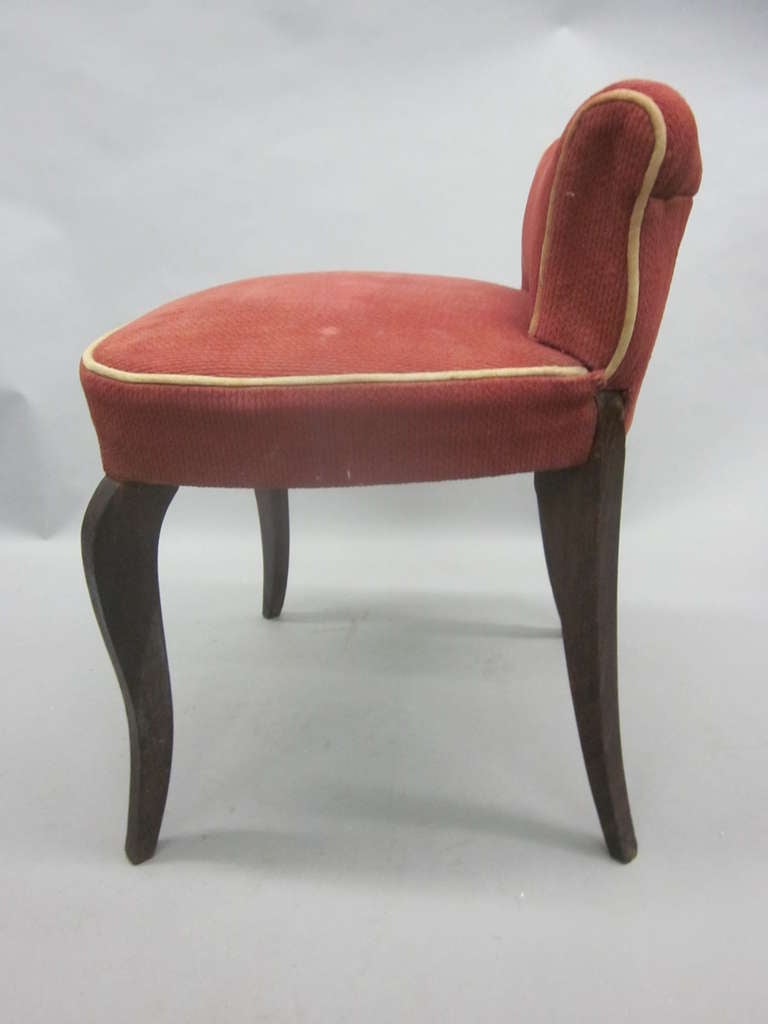 Eleganter französischer neoklassizistischer / Art-déco-Mittel-Jahrhundert-Modern-Stuhl oder -Hocker, André Arbus zugeschrieben, um 1930. Das Stück hat eine dramatische Form mit hinteren Säbelbeinen und gewölbten Vorderbeinen. Die Polsterung ist