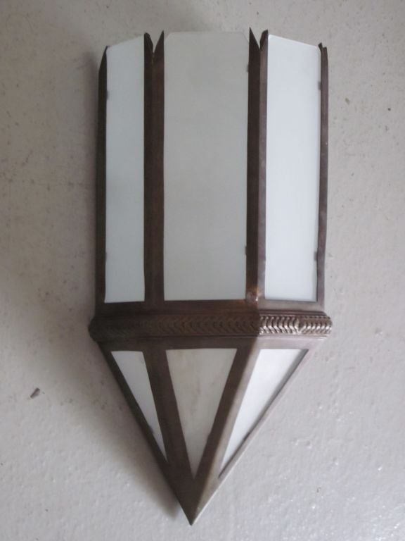 Tre grandi applique francesi Art Deco in bronzo con pannelli in vetro satinato. 

Venduto singolarmente o in coppia.