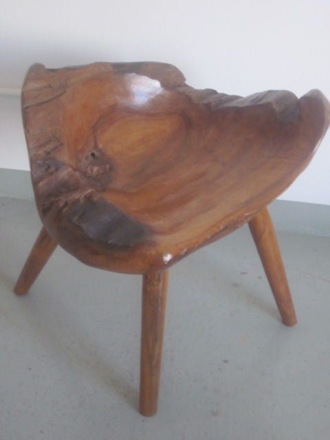Dos exquisitas sillas / taburetes o bancos artesanos franceses de mediados de siglo en madera dura. Cada asiento está tallado a partir de un único bloque de madera con el espíritu de  el maestro francés Alexandre Noll (y el estadounidense Wharton