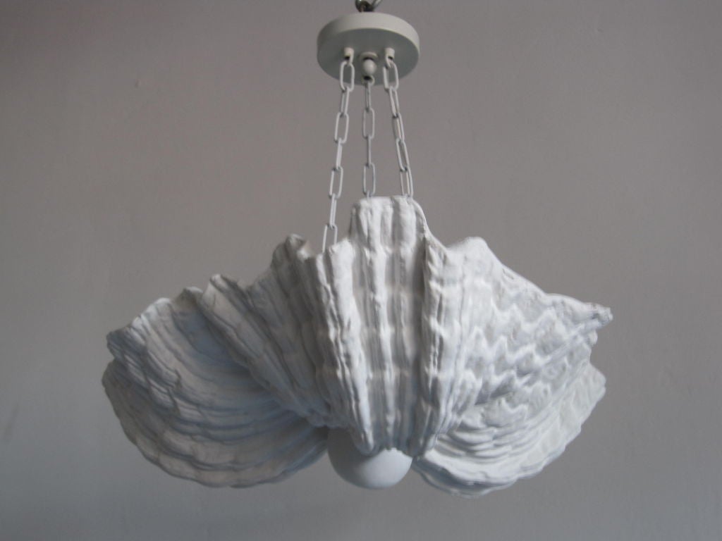 Neobarocco 2 lampadari / pendenti a conchiglia in gesso francesi di Jean-Charles Moreux, 1930 in vendita