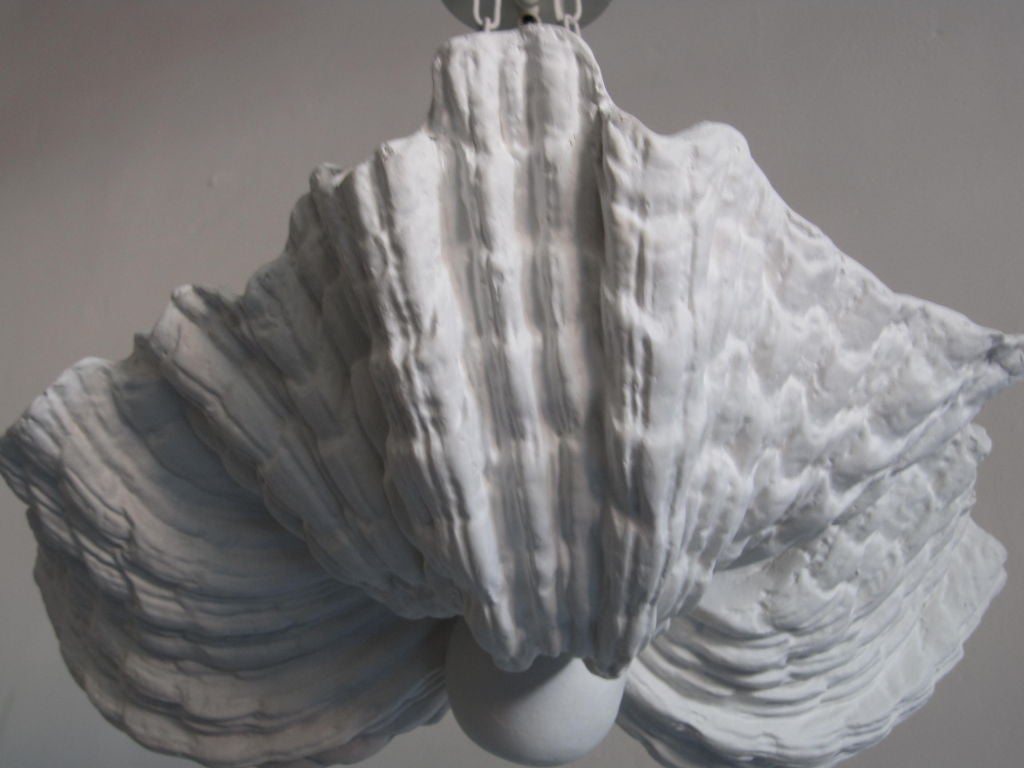 Intonaco 2 lampadari / pendenti a conchiglia in gesso francesi di Jean-Charles Moreux, 1930 in vendita