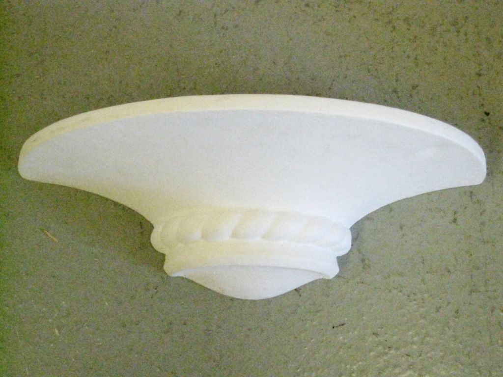 2 Paar französische Wandleuchten aus Gips im Stil des späten Art déco und der Moderne mit schickem Seildekor. 

Preis und Verkauf pro Paar.