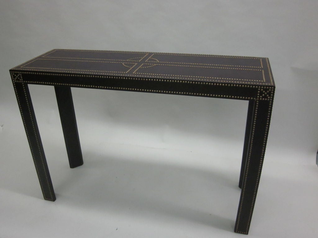 Console / table de canapé en cuir française du milieu du siècle dernier, faisant le lien entre le modernisme et le néoclassicisme, avec une forme sobre et élégante et des décorations cloutées sur le plateau et les pieds ; les pieds sont en forme de