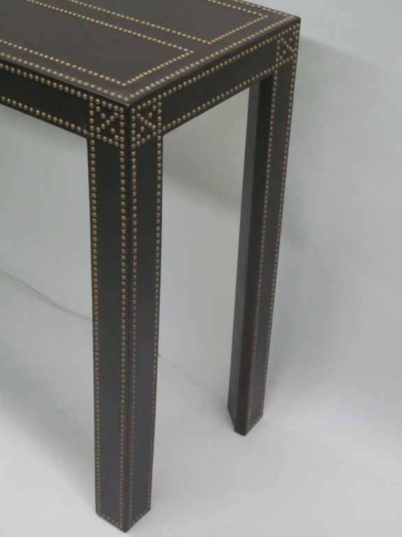 Français Console/table de canapé en cuir clouté du milieu du siècle dernier d'après Jean Michel Frank en vente
