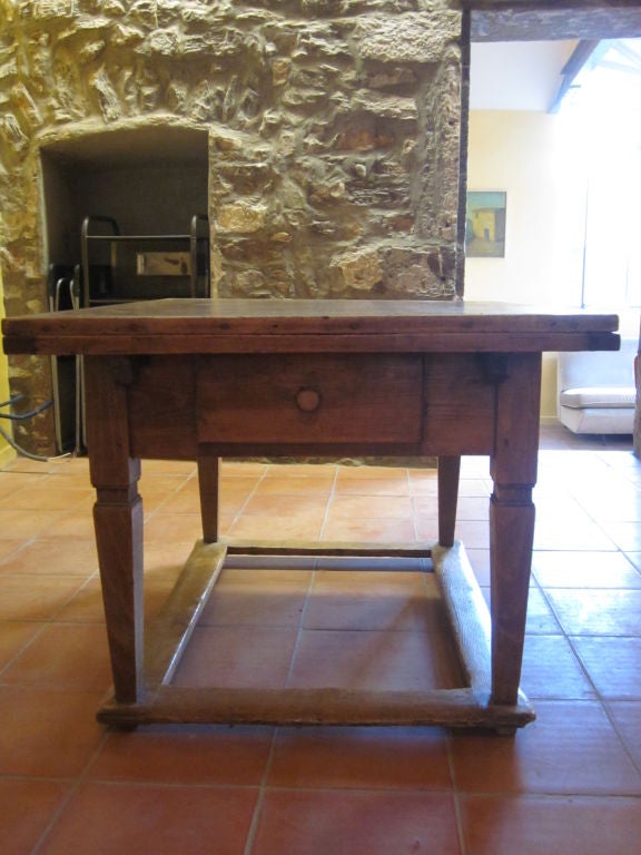 Sober, 18th Century French Provincial Country Dining Table For Sale 1