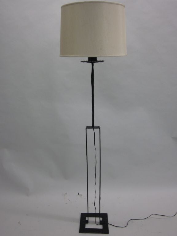 Mid-Century Modern Paire de lampadaires en fer forgé de style français moderne et minimaliste, Jean-Michel Frank en vente