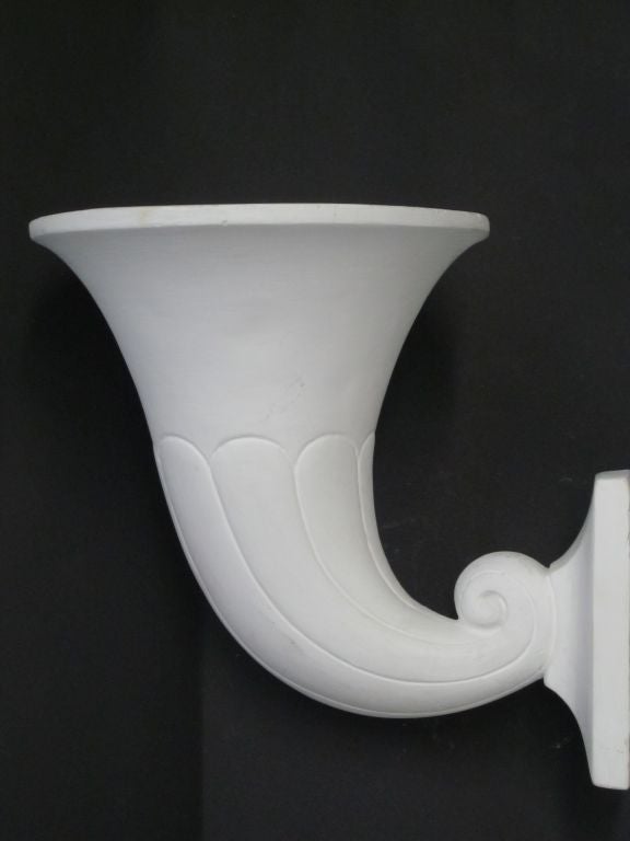 Französische Art-Déco-/Moderne neoklassizistische Horn-Wandleuchter aus Gips, Andr Arbus, 2 Paar (Art déco) im Angebot