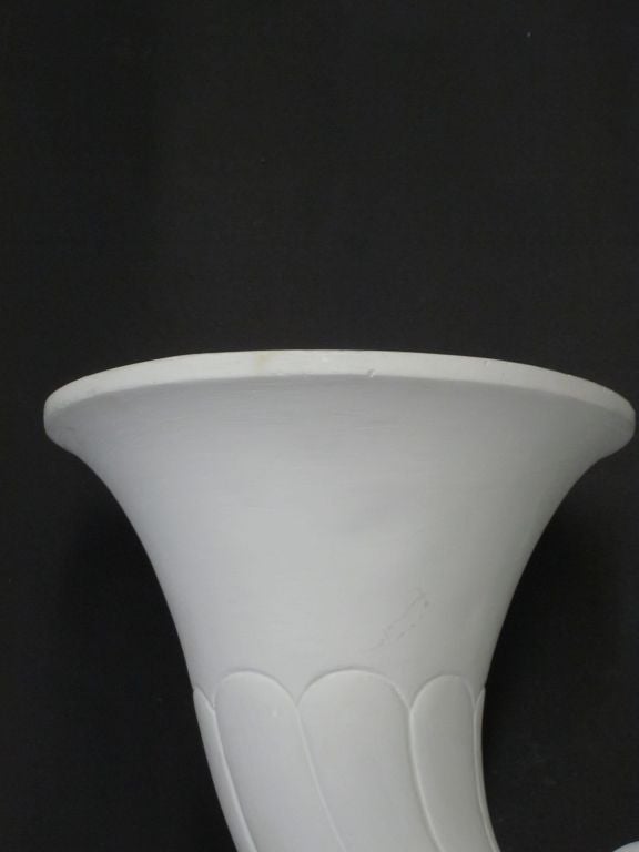 Metà XX secolo 2 coppie di lampade a corno in gesso francese Art Deco / Moderno Neoclassico, André Arbus in vendita