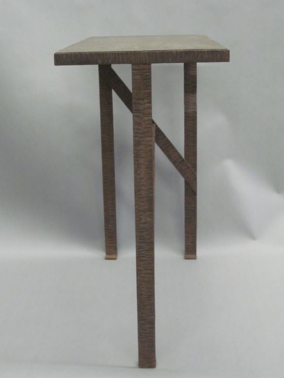 Atemberaubendes Paar französischer Konsolen oder Beistelltische auf nur drei Beinen aus handgehämmertem Kupfer und Eisen, die sowohl den Geist der Moderne als auch des Art déco widerspiegeln. Ein dazugehöriger Mitteltisch ist ebenfalls gegen