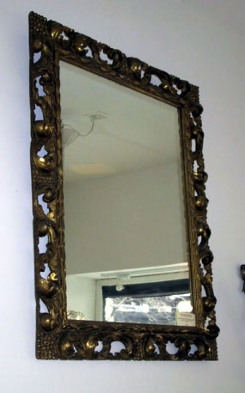 Sculpté Miroir italien en bois doré sculpté en vente