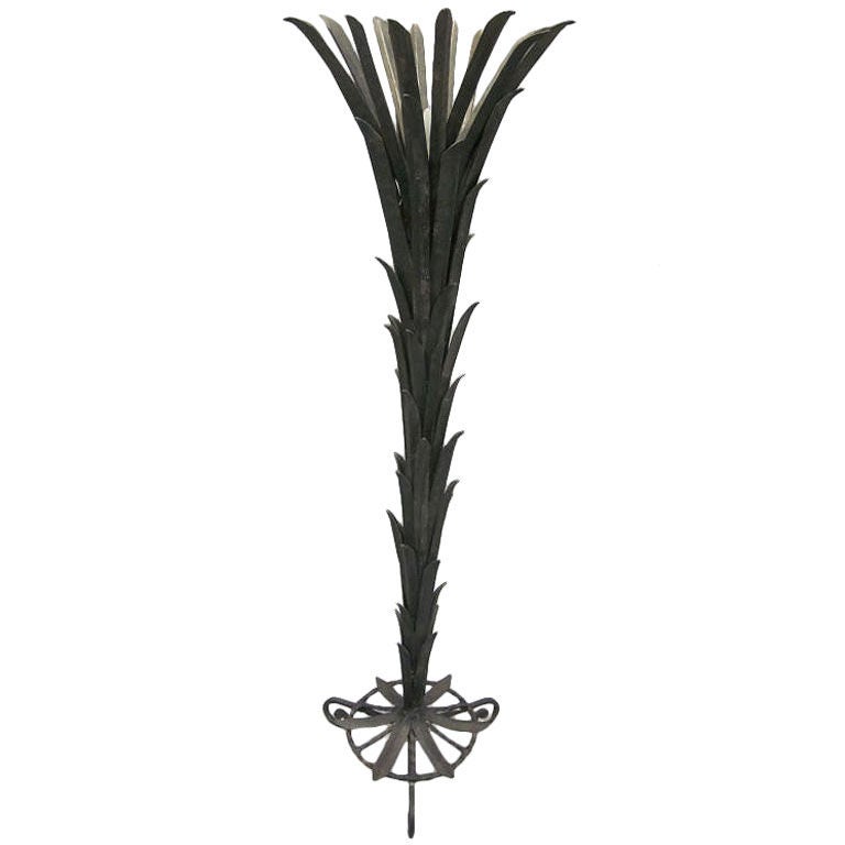 Elegante lampada a stelo in ferro battuto francese Art Déco a forma di fronde di palma del maestro ferraio francese Edgar Brandt.

Letteratura: See Edgar Brandt, maestro dell'Art Déco in ferro di Joan Kahr.