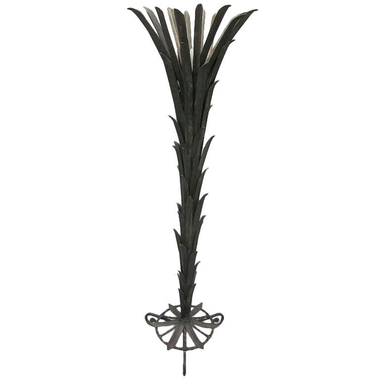 Élégante lampe sur pied en fer forgé Art Déco français en forme de palmiers par le maître ferronnier français, Edgar Brandt.

Littérature : Voir Edgar Brandt, maître de la ferronnerie Art déco par Joan Kahr.