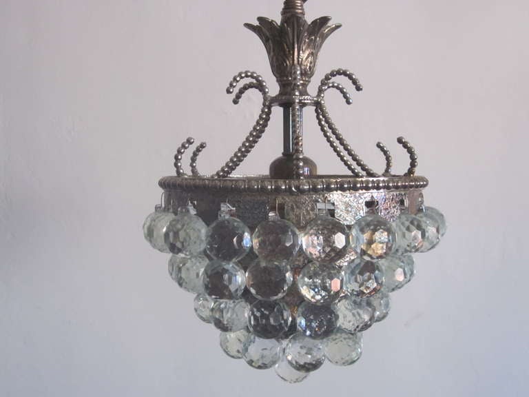 Rara e importante coppia di pendenti / lampadari della Secessione Viennese o montati a filo attribuiti alla Wiener Werkstatte (Officine Viennesi) in nichel placcato argento con sfere di cristallo tagliato sospese alla struttura. Questi splendidi ed