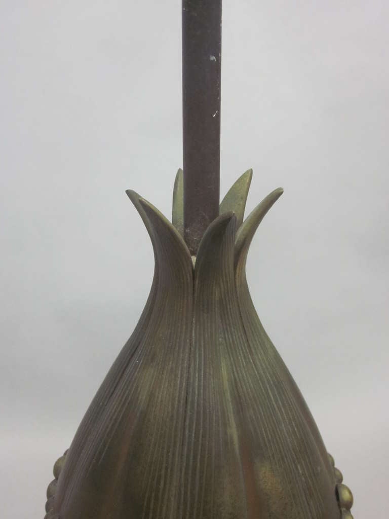 Coppia di lampade da tavolo moderne neoclassiche francesi in bronzo e paralumi di Maison Charles In condizioni buone in vendita a New York, NY