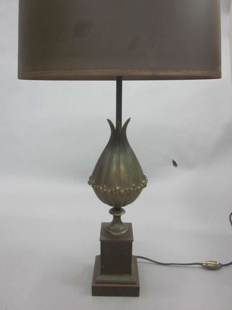 Mid-Century Modern Paire de lampes de bureau et d'abat-jour en bronze de style néoclassique moderne français de la Maison Charles en vente