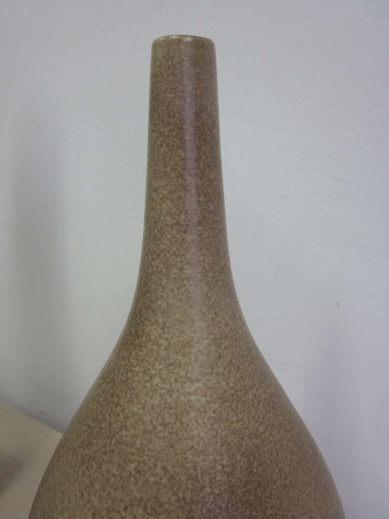 2 große französische organische moderne skulpturale Keramikvasen / Urnen von Marius Musara (Mitte des 20. Jahrhunderts) im Angebot