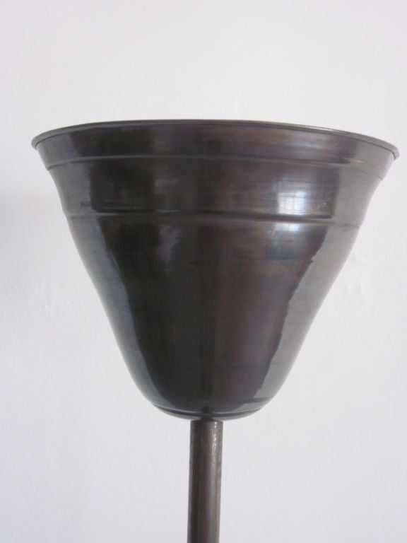 Italiano Coppia di lampade da terra luminose in bronzo della metà del secolo, Attr. Pietro Chiesa, 1930 in vendita