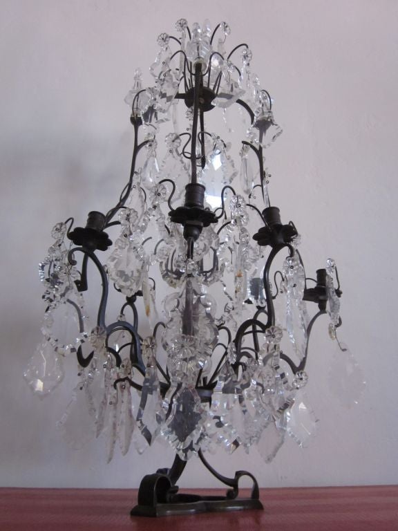 Rara lampada da tavolo o lampadario da tavolo neoclassico francese del primo secolo in cristallo con struttura in ferro battuto bronzato a 8 bracci di Maison Bagues, Parigi, 1940-1960 circa. Può essere utilizzato con le candele o