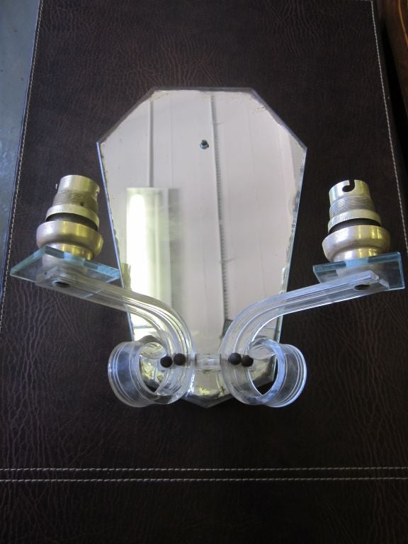 Paire d'appliques murales à double bras en miroir de style Art Déco / Néoclassique tardif français, avec des bras en plexiglas et en verre. L'un d'eux est montré.