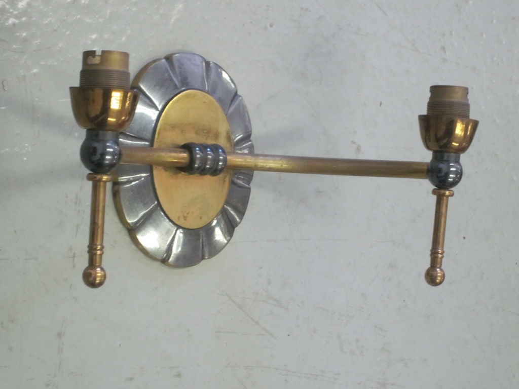 Francese Coppia di lampade da parete a doppio braccio in stile neoclassico francese della metà del secolo scorso in vendita