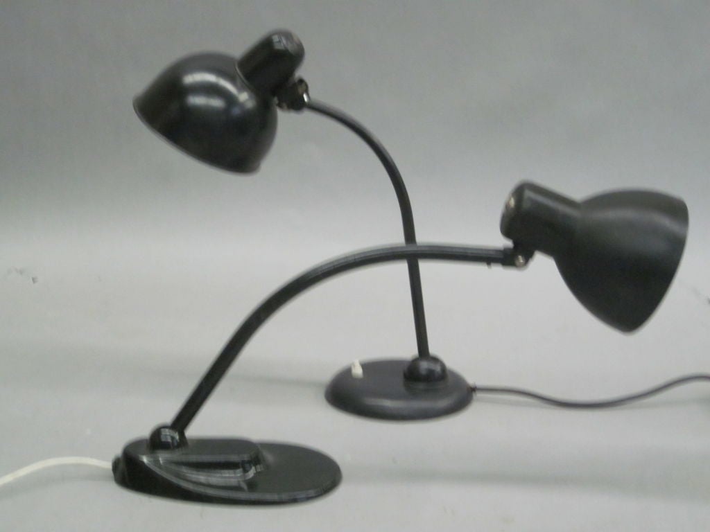 Deux lampes de bureau Bauhaus par les célèbres directeurs de l'atelier de métal du Bauhaus, Christian Dell et Marianne Brandt :



Modèle de Marianne Brandt pour Kandem, vers 1930. Se plie et pivote à partir de la base et de l'abat-jour. Métal