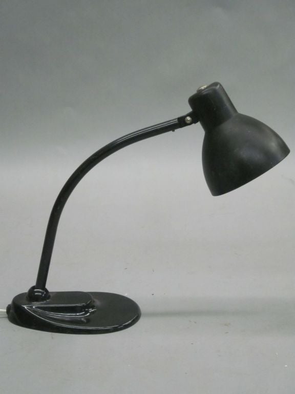 Milieu du XXe siècle Deux lampes de bureau Bauhaus de Marianne Brandt et Christian Dell en vente