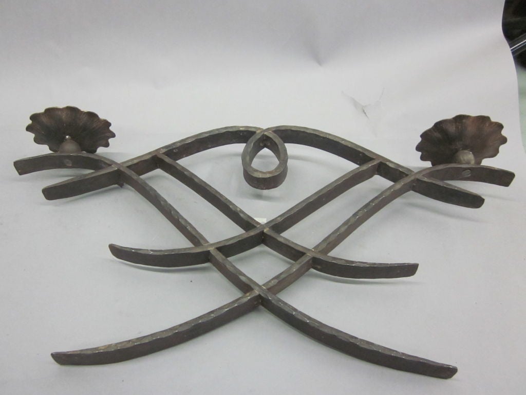 Art déco Paire d'appliques françaises en fer martelé à la main de style mi-siècle moderne, Raymond Subes 1930 en vente