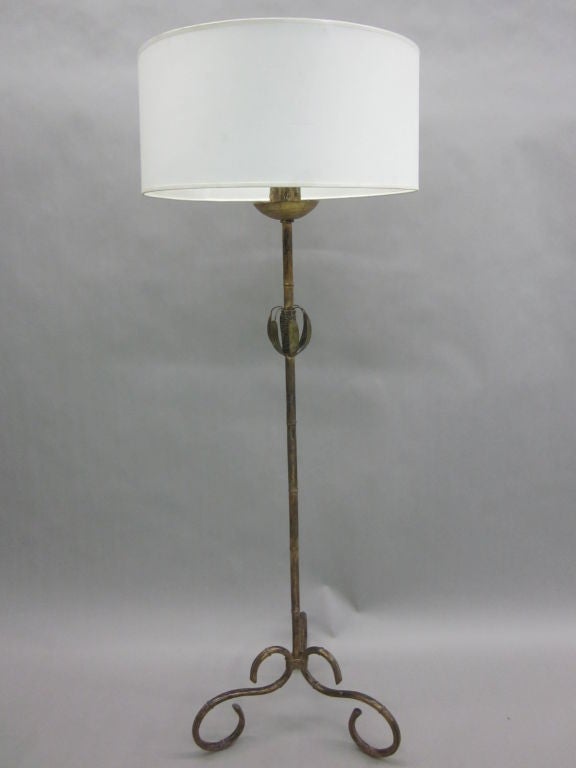 Elegant French Mid-Century gilt iron faux bamboo standing lamp by Maison Baguès.

Shade is for demonstration only.