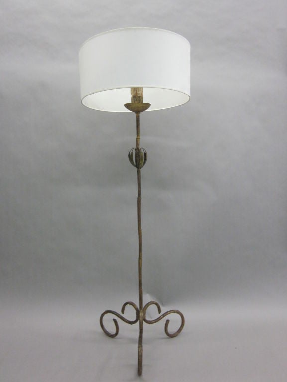 French Mid-Century Modern Gilt Iron Faux Bamboo Floor Lamp by Maison Baguès In Good Condition For Sale In New York, NY