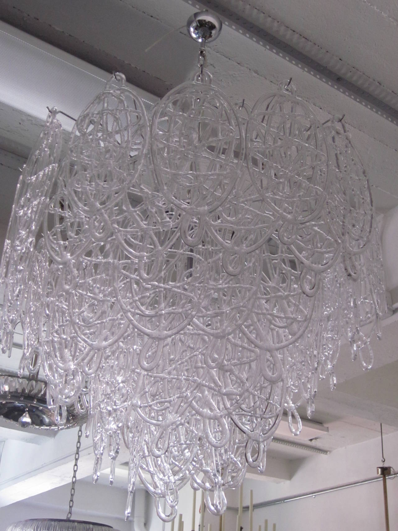 Stunning, delicate Italian Venetian glass chandelier or pendant in clear glass composed of twisted and intertwined loops. A subtle and delightful piece. Late 20th Century.

Height without chain and canopy is 28.5