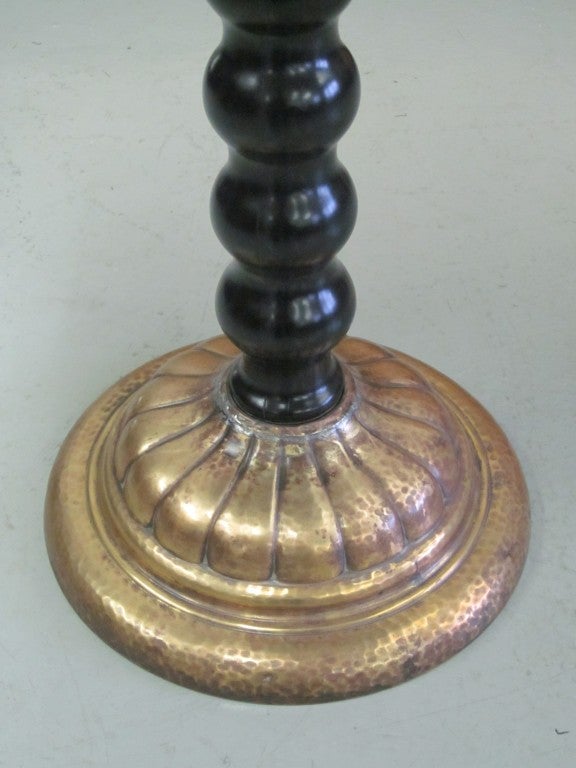 Table d'appoint/table d'appoint unique en laiton martelé et cuivre de style néoclassique moderne italien, 1930 en vente 1