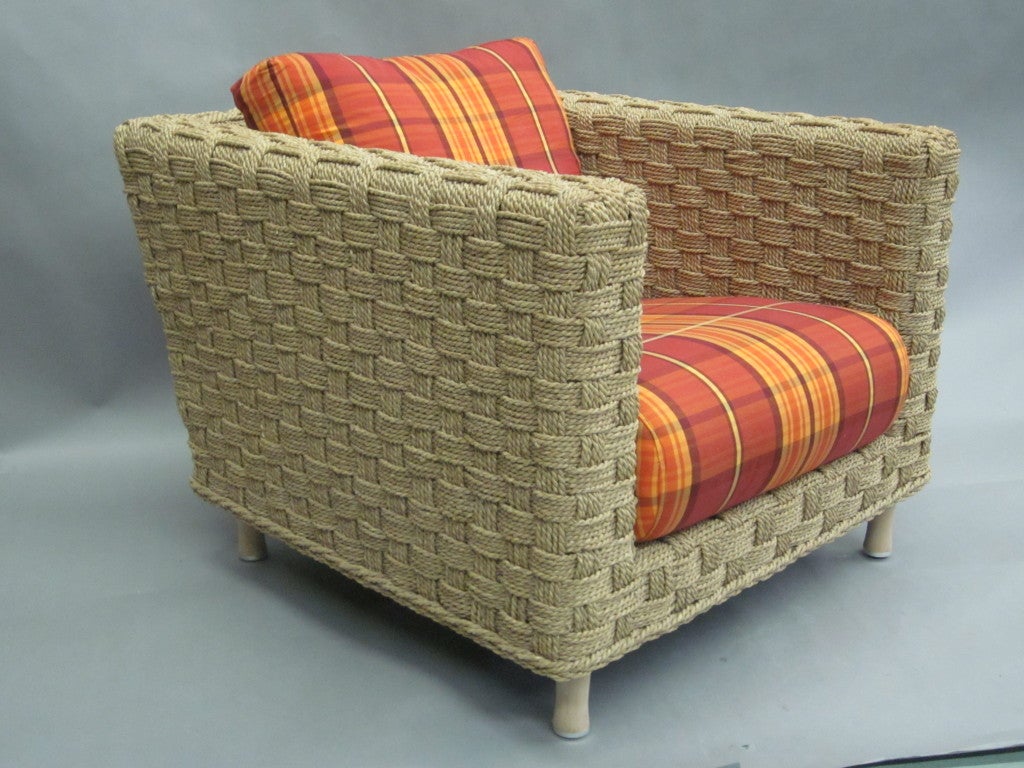 Stunning pair of French midcentury woven rope lounge chairs, armchairs or club chairs attributed to Adrien Audoux and Frida Minet combining honest, traditional materials with clean, sober, modern design. The pieces were manufactured by Ligne