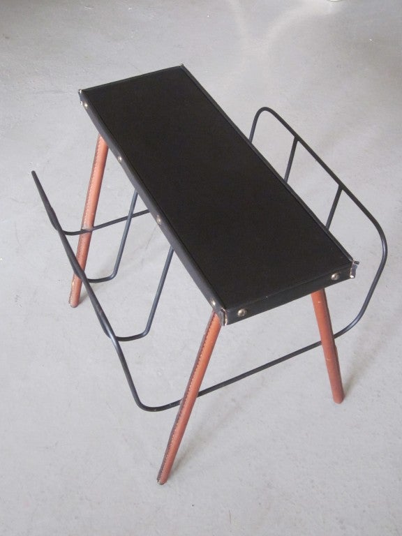 Mid-Century moderno Panca e portariviste in pelle francese del Medioevo cucito a mano di Jacques Adnet in vendita