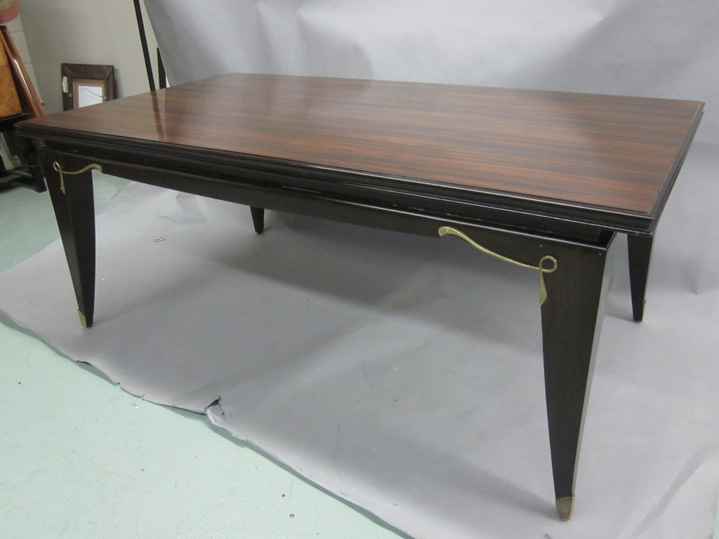 Large, elegant French dining table by Dominique with the tabletop in rare Macassar ebony and with two extension leaves. The table can seat 6 to 8 (at 72