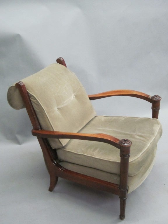 Élégante et sobre paire de fauteuils / fauteuils club français du milieu du siècle dans le style néoclassique moderne attribué à Andre Arbus.