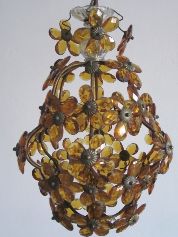 Mid-Century Modern Lustre à suspension/lustre à fleurs en cristal ambré taillé du milieu du siècle dernier, France  Maison Bagus en vente