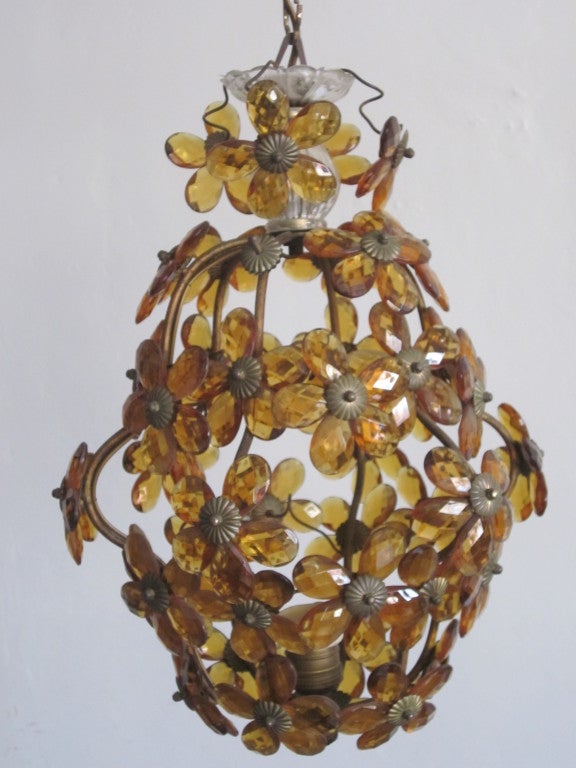 Francese Ciondolo / lampadario floreale in cristallo ambrato tagliato francese della metà del secolo,  Maison Baguès in vendita