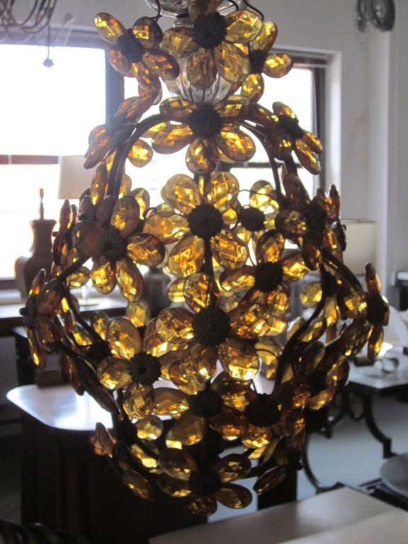 Milieu du XXe siècle Lustre à suspension/lustre à fleurs en cristal ambré taillé du milieu du siècle dernier, France  Maison Bagus en vente